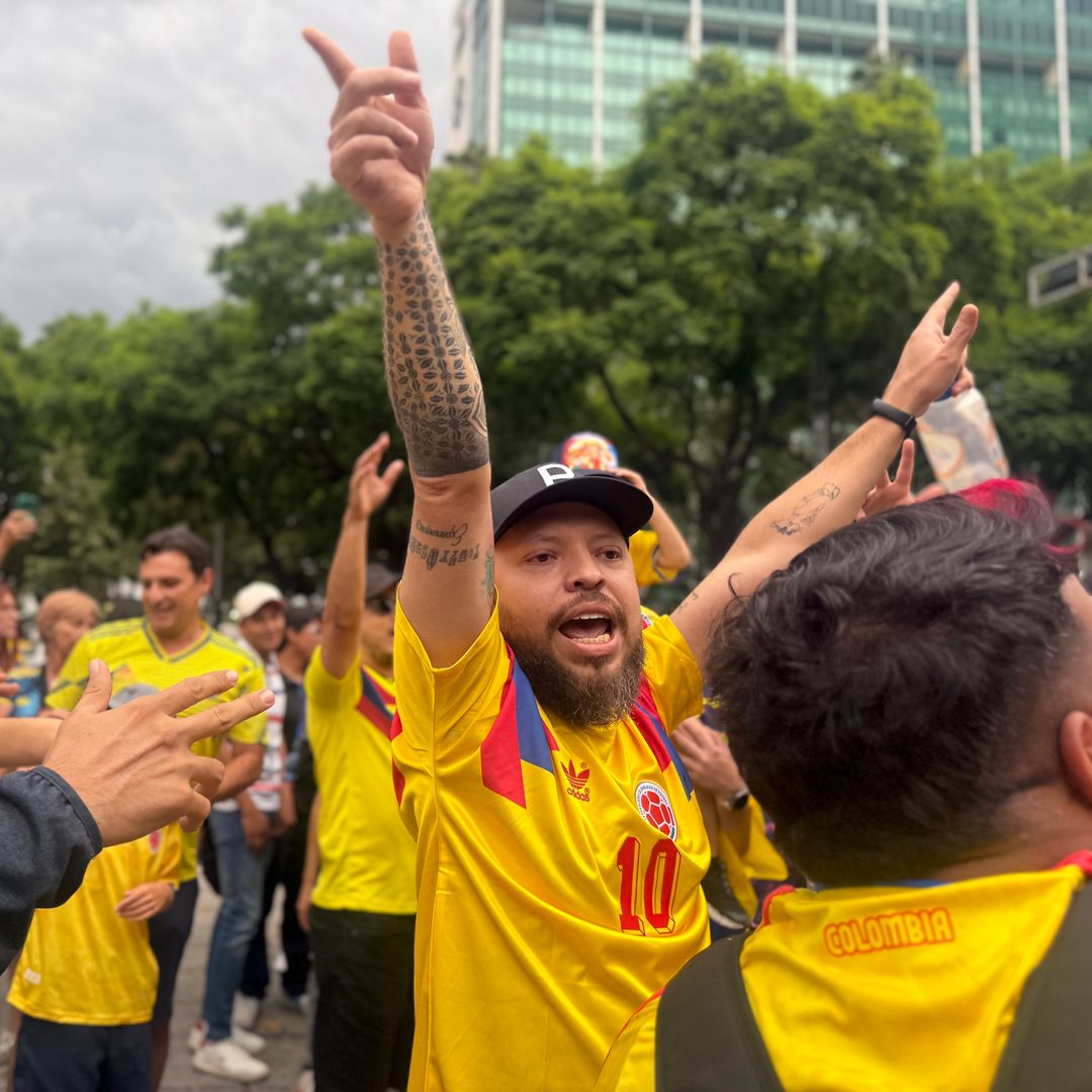 Colombianos Marchan con Banderas y Trompetas en Calles de CDMX Previo a Partido con Uzbekistán
